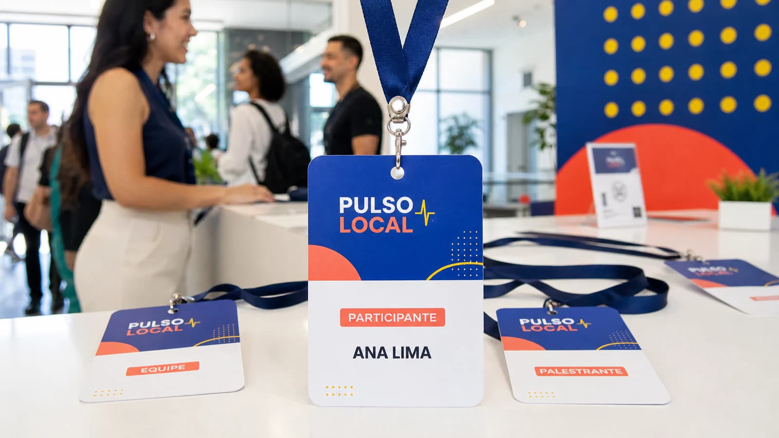 Credenciais impressas com cordões em mesa de recepção de evento
